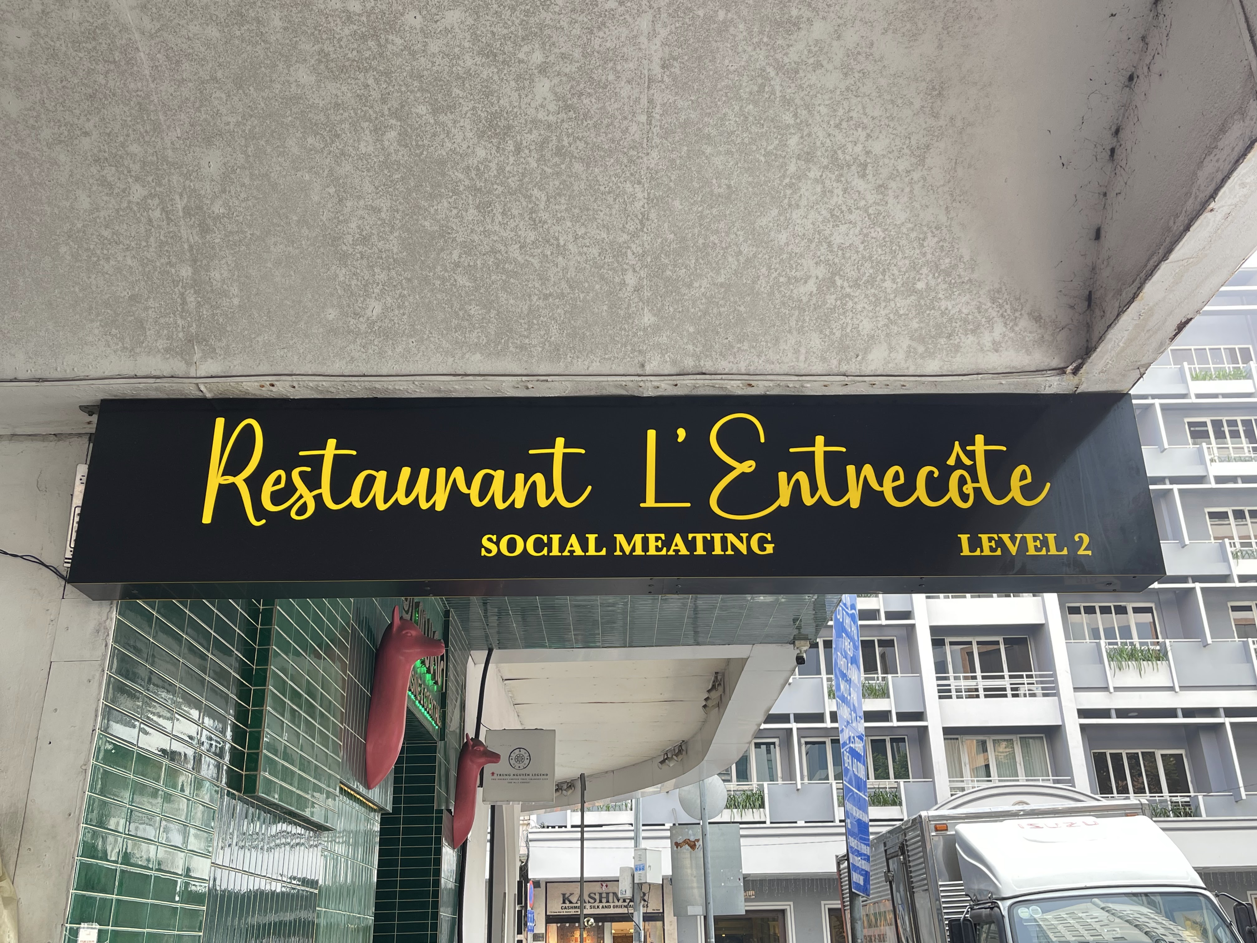 Bảng hiệu Restaurant L’Entrecote Social Meating Level 2 trên mặt tiền đường Đông Du